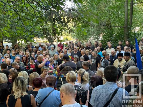 «Це людина з великої букви, яка самовіддано боролася за нашу Україну»: криворіжці в останню путь провели ветерана АТО, Героя Миколу Скидана7