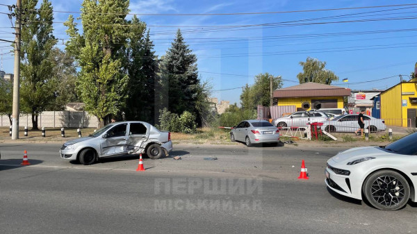 ДТП на Дніпровському шосе: водій Hyundai отримав травми, рух ускладнений4