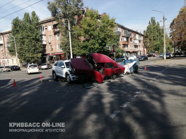 ДТП у Кривому Розі одна автівка опинилась на  капоті іншої2