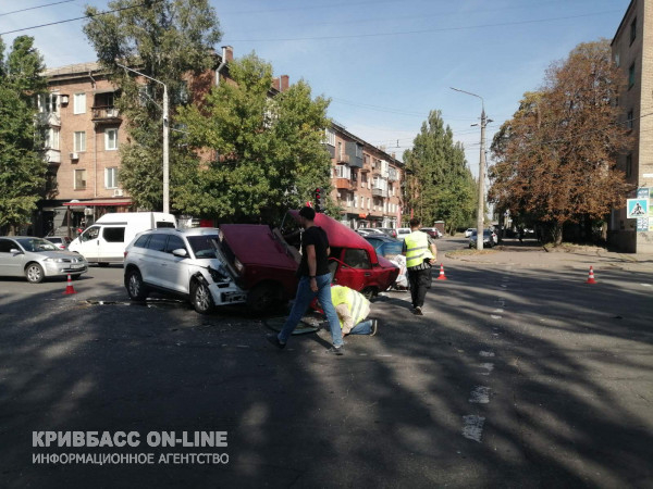 ДТП у Кривому Розі одна автівка опинилась на  капоті іншої0