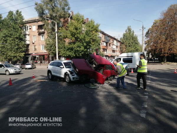 ДТП у Кривому Розі одна автівка опинилась на  капоті іншої1