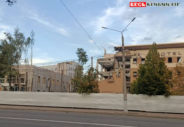 Після ракетного удару готель Аврора огороджують парканом в Кривому Розі