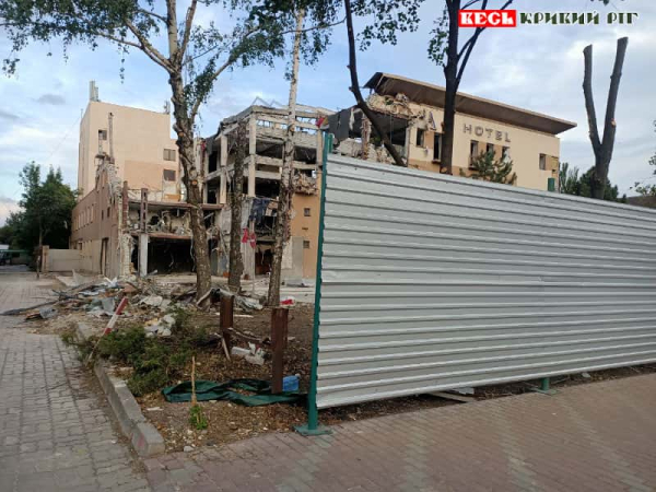 Територію готелю Аврора огороджують парканом після ракетного удару по Кривому Рогу