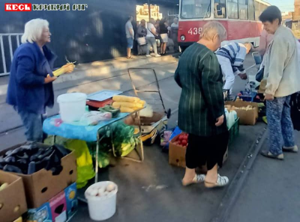 Пенсіонерка торгує на стихійному ринку в Кривому Розі