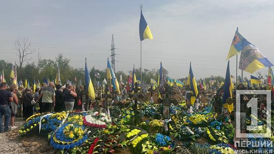 Пробув на фронті кілька місяців: Кривий Ріг сьогодні прощався з Русланом Боровським з «Сухої Балки»4