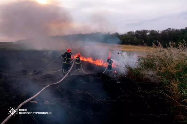 Рятувальники Дніпропетровщини продовжують боротися з пожежами в екосистемах1