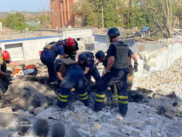 Тіла ще двох загиблих дістали з під завалів у Кривому Розі2