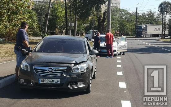 У однієї з автівок вивернуло колесо: у Кривому Розі на Кобилянського у ДТП потрапили Lanos та Opel