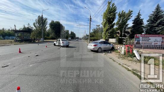 Водій головою розбив лобове скло: у Кривому Розі на Дніпровському шосе ДТП з Renault і Hyundai2