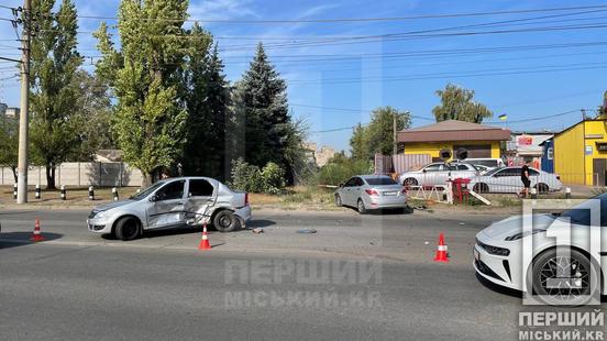 Водій головою розбив лобове скло: у Кривому Розі на Дніпровському шосе ДТП з Renault і Hyundai3