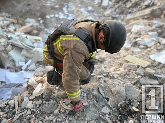 З під завалів дістали трьох працівників поліції та одну цивільну – усі загинули: завершилися пошуково-рятувальні роботи після російського удару по Кривому Рогу1