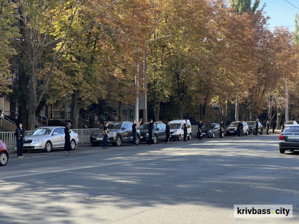 Живий коридор на честь полеглого захисника: як криворіжці прощалися з «Рижим»