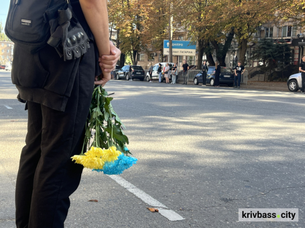 Живий коридор на честь полеглого захисника: як криворіжці прощалися з «Рижим»