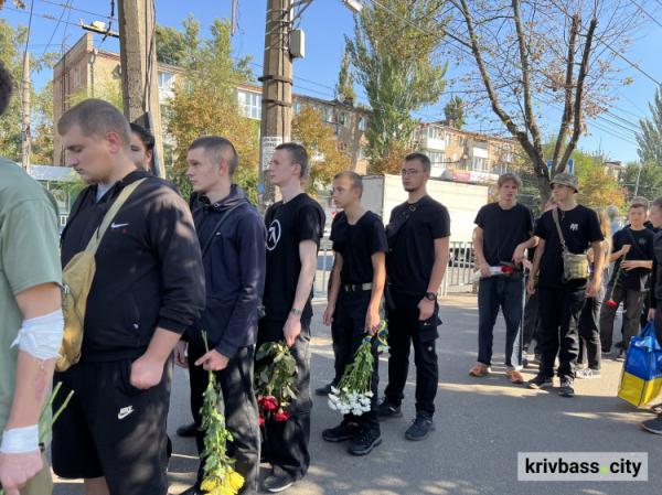 Живий коридор на честь полеглого захисника: як криворіжці прощалися з «Рижим»