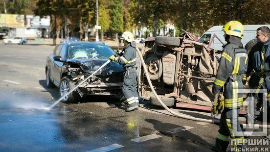 Зіштовхнулися два Renault: у Кривому Розі через аварію перевернулася іномарка3