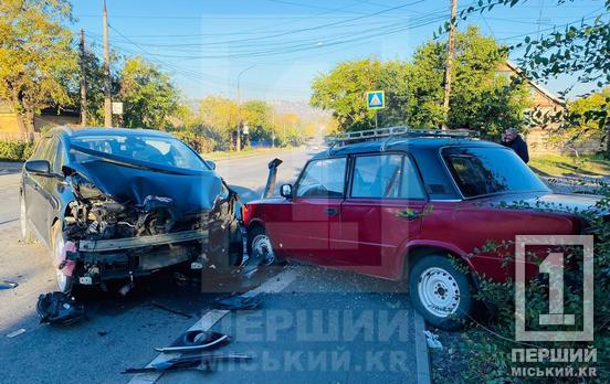 Друга ДТП стала наслідком першої: у Кривому Розі на Електроніки у ДТП потрапили ВАЗ, два Renault та Mazda