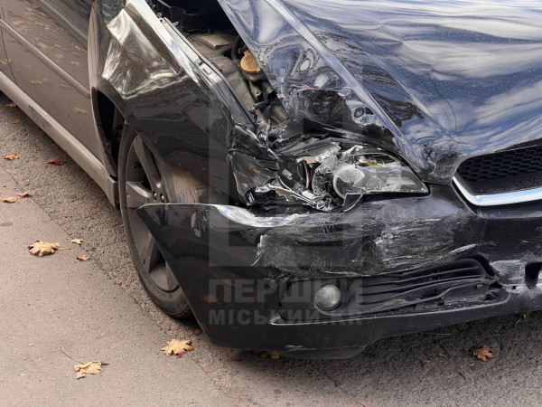 ДТП на 97-му кварталі: зіткнулися Subaru і Peugeot, у салоні одного з авто були діти0