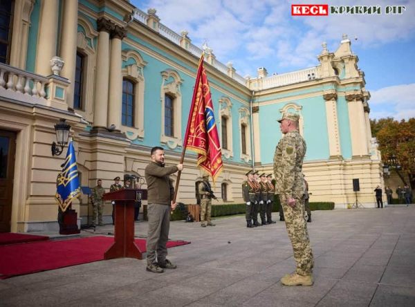 Президент вручає бойовий прапор 129 Криворізькій бригаді ТРО