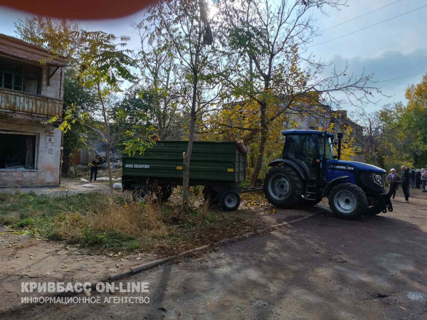 На місці влучання ворожої ракети у Кривому Розі ведуться роботи по ліквідації наслідків удару11