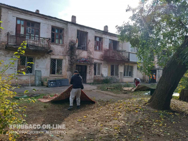 На місці влучання ворожої ракети у Кривому Розі ведуться роботи по ліквідації наслідків удару6