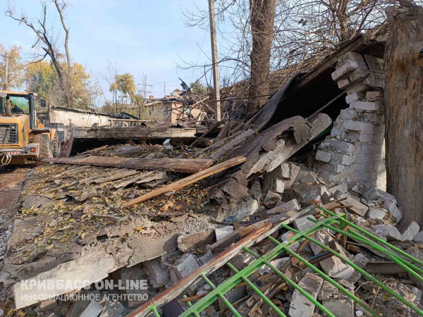 На місці влучання ворожої ракети у Кривому Розі ведуться роботи по ліквідації наслідків удару10