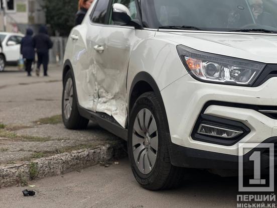 Ненадання переваги: у Кривому Розі на одному з перехресть добряче вдарилися дві іномарки2