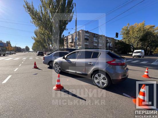 Невдалий маневр: у Кривому Розі на Металургів ДТП з Renault та Lanos5