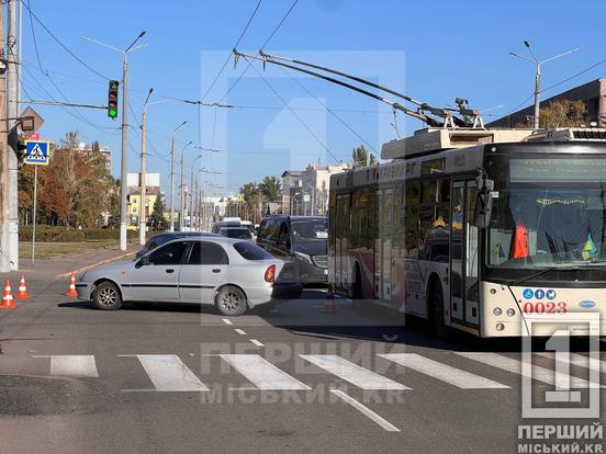 Невдалий маневр: у Кривому Розі на Металургів ДТП з Renault та Lanos4