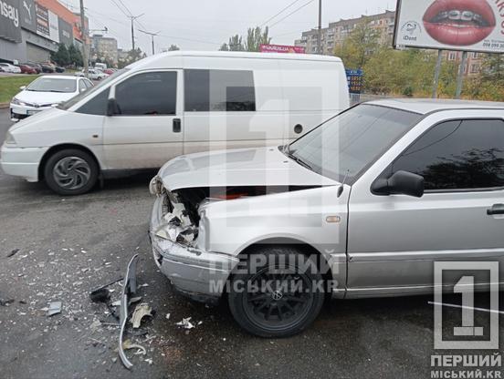 Отримали удар по «передках»: у Кривому Розі зіштовхнулися ВАЗ та Volkswagen Golf1