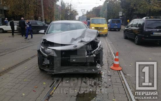 Пасажири таксі травмовані: у Кривому Розі на Свято-Миколаївській у жорстку аварію потрапили Kia, Daewoo та Honda