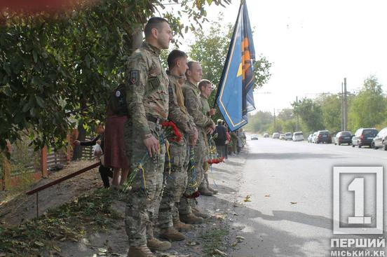 Попрощалися, стоячи на колінах: Кривий Ріг провів у засвіти Героя Святослава Додатка4