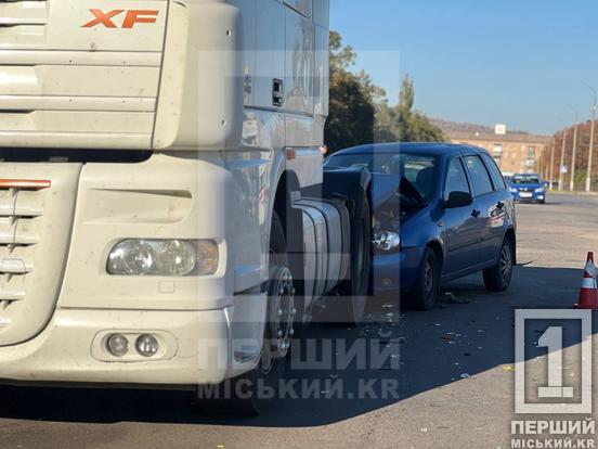 Причиною стало сліпуче сонце: на Спасівській легковик зіштовхнувся з вантажівкою, водія ушпиталили1