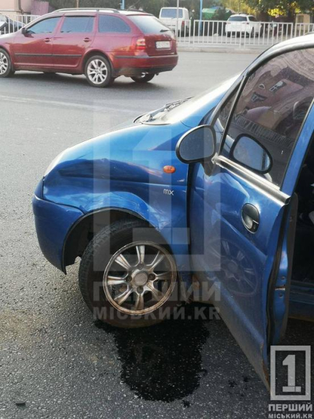 Ранкова ДТП на кільці: на площі Володимира Великого Daewoo вдарив Peugeot «в зад»4