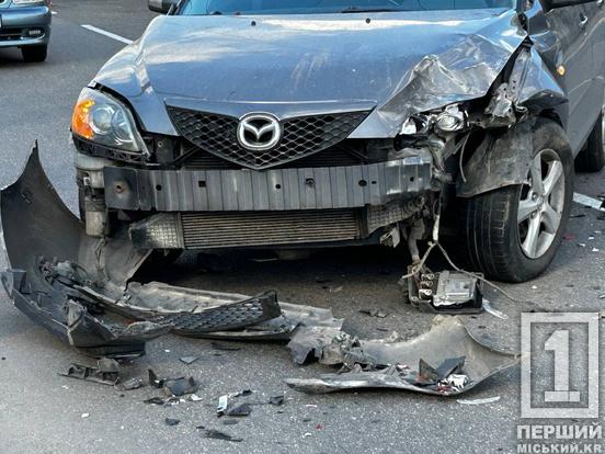 Розвернуло на 180 градусів: біля квіткового годинника зіштовхнулися Mazda та Hyundai1