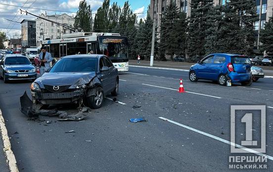 Розвернуло на 180 градусів: біля квіткового годинника зіштовхнулися Mazda та Hyundai