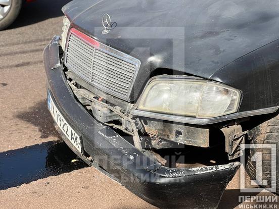 Шалений обгін завершився аварією: неподалік Євроколеса Mercedes «прочесав» бік Renault4