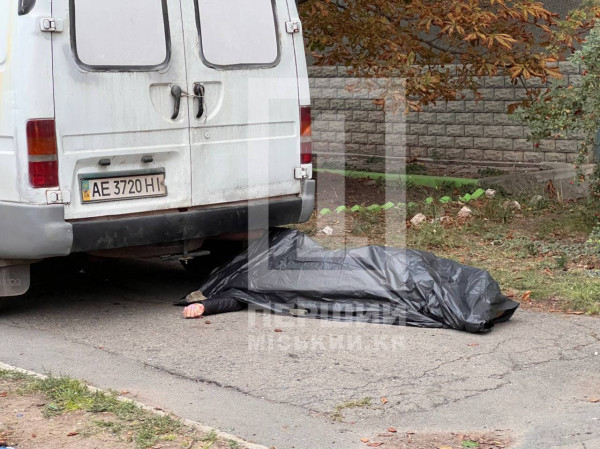 Трагедія у Кривому Розі: водій фургона збив жінку на тротуарі2