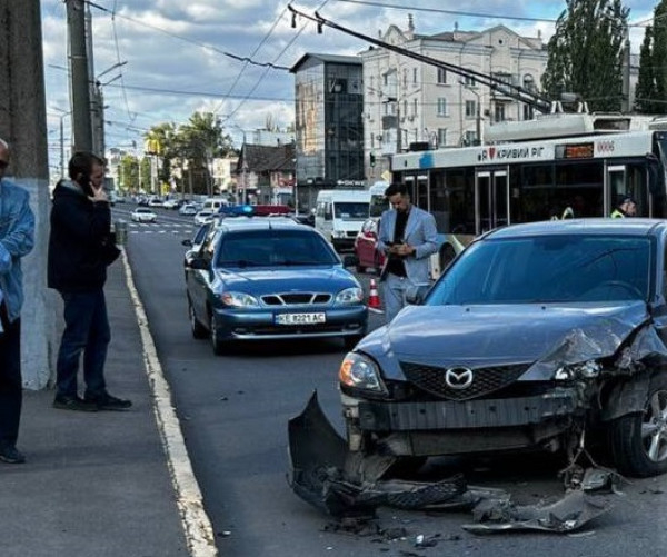 У Кривому Розі біля міськвиконкому сталася серйозна ДТП0