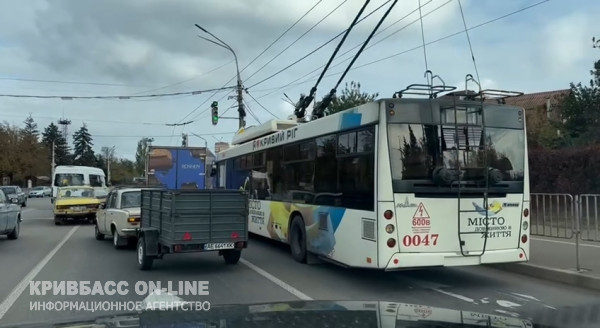 У Кривому Розі через ДТП утворився транспортний затор на одній з головних трас міста3