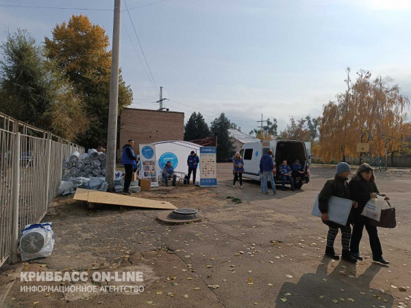 У Кривому Розі міська влада та громадськість надають першу допомогу постраждалим від ракетного удару6