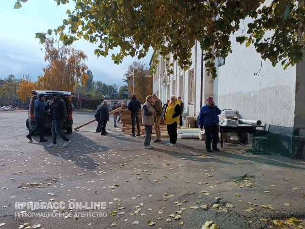 У Кривому Розі міська влада та громадськість надають першу допомогу постраждалим від ракетного удару7