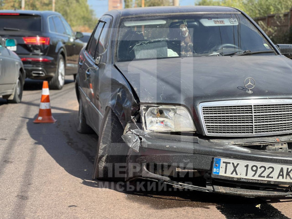 У Кривому Розі сталася ДТП за участю Mercedes та Renault: один із пасажирів втік з місця події2