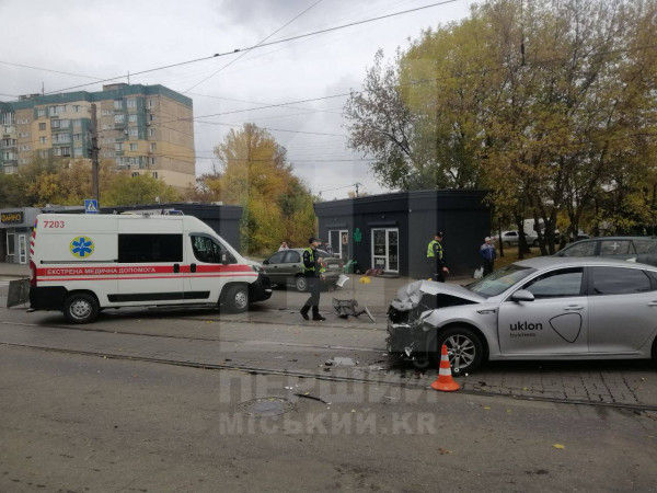 У Кривому Розі в ДТП втрапило таксі, пасажири травмувалися1