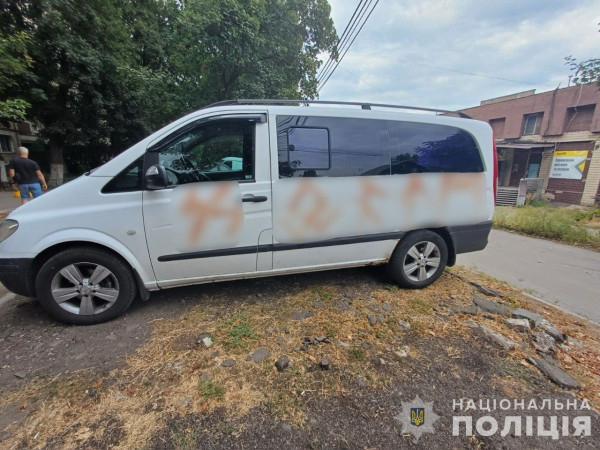 У Кривому Розі затримали чоловіка, який побив авто та двері кав'ярні у стані алкогольного сп'яніння0