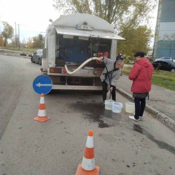 У Покровському і Тернівському районах Кривого Рогу через відсутність води в деяких будинках організовано підвоз питної води для мешканців1