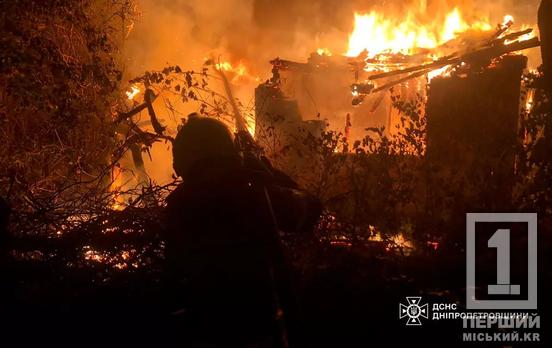 У різних частинах Кривого Рогу за один вечір згоріли дачний будинок та гараж з машиною