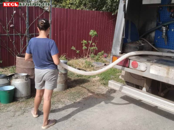 Діжка з водою на вул. Люботинській в Кривому Розі