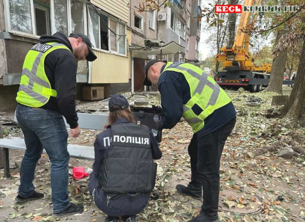 Правоохоронці працюють на місці влучання шахеда у 5-поверхівку в Кривому Розі