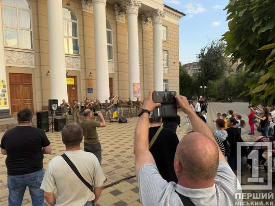 Їхали козаки і завітали до Кривого Рогу: поблизу пк «Карачуни» драйвово і патріотично запалив оркестр 93-ої ОМБР «Холодний Яр»4