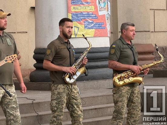 Їхали козаки і завітали до Кривого Рогу: поблизу пк «Карачуни» драйвово і патріотично запалив оркестр 93-ої ОМБР «Холодний Яр»1